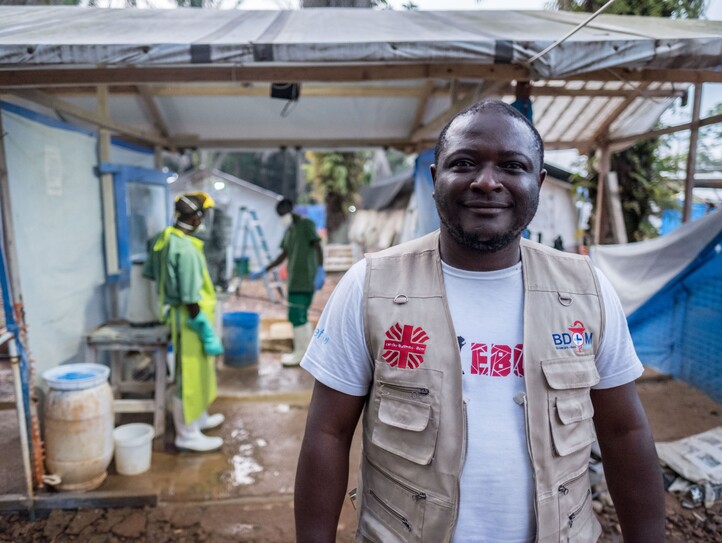 Caritas-Mitarbeitende*r beim Ebola-Einsatz