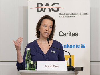 Caritas-Generalsekretärin Anna Parr spricht auf der Pressekonferent der BAG zum Thema Pflege und Betreuung