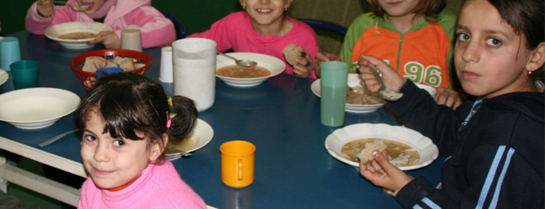 Kinder essen in der Schule.