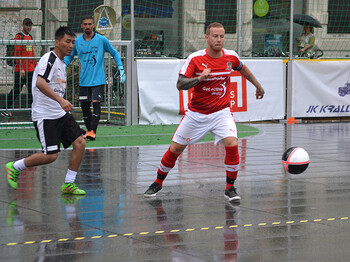 Fußballspieler jagen dem Ball nach 