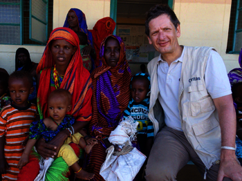 Gruppenfoto Frauen und Kinder und Auslandshilfechef Christoph Schweifer