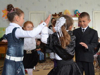 Kinder spielen in der Schule.