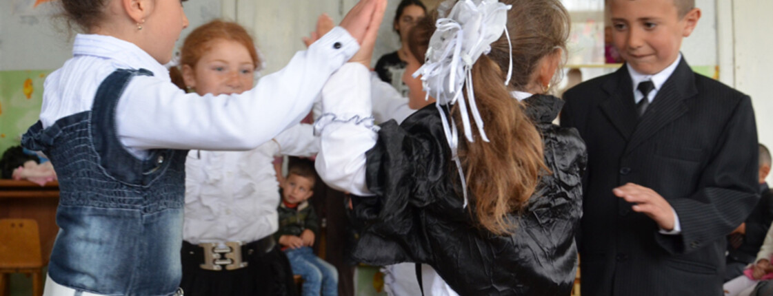 Kinder spielen in der Schule.