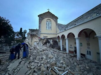 Erdbeben in Syrien und der Türkei, zerstörte Gebäude und Menschen in den Trümmern