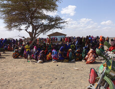 Eine große Gruppe von Menschen in Kenia wartet auf eine Lebensmittelverteilung.