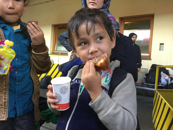 Flüchtlingskind aus Syrien isst Kuchen