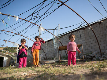 Flüchtlingskinder in einem Gewächshaus im Libanon