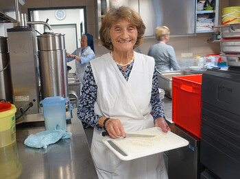 Frau Lukas in der Küche mit einem Schneidebrett