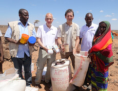 Caritas Präsident Michael Landau und Auslandshilfechef Christoph Schweifer bei einer Lebensmittelverteilung mit Vertretern der NGO PACIDA