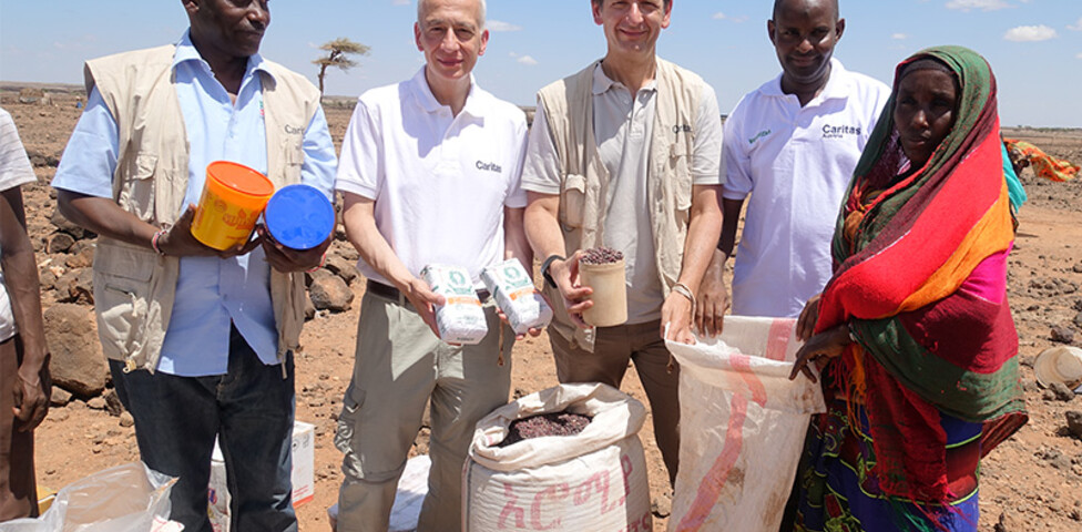 Caritas Präsident Michael Landau und Auslandshilfechef Christoph Schweifer bei einer Lebensmittelverteilung mit Vertretern der NGO PACIDA