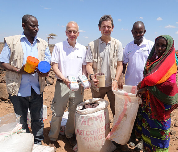 Caritas Präsident Michael Landau und Auslandshilfechef Christoph Schweifer bei einer Lebensmittelverteilung mit Vertretern der NGO PACIDA