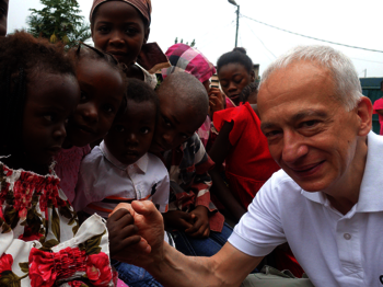 Caritas Präsident mit Kindern 