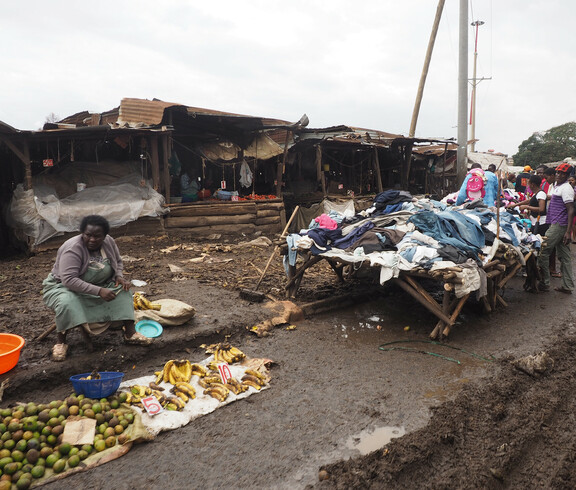 Zu sehen ist eine Straße in den Slum Korogocho die als Marktplatz umfunktioniert wurde