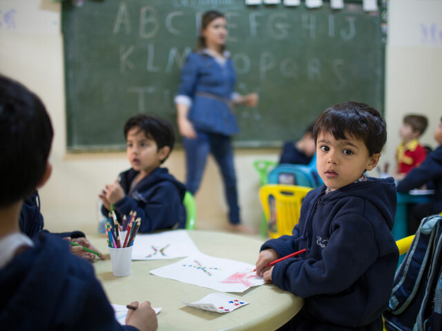 Das Bild zeigt Flüchtlingskinder in einer syrischen Schule