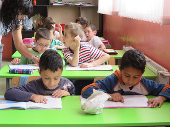 Kleine Kinder lernen in der Schule.