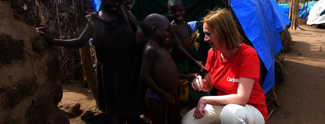 Helene Unterguggenberger bei einem Besuch in einem Flüchtlingslager im Südsudan