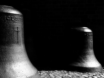 Zwei Glocken mit Aufschrift "Glaube" und "Hoffnung
