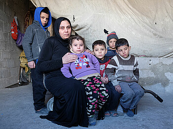 Eine Frau aus Syrien mit ihren fünf Kindern