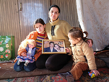 Eine Frau aus Syrien mit ihren zwei Töchtern