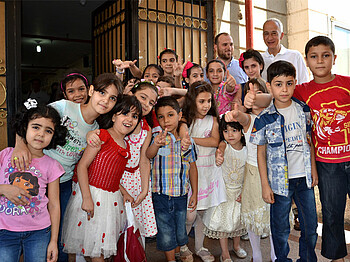 Schule für syrische Flüchtlingskinder in Kairo, Foto mit Caritas-Präsident Michael Landau und Schuldirektor Amir Shahla