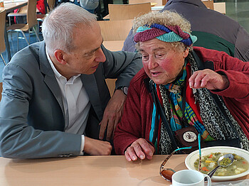 Caritas Präsident Michael Landau im Gespräch mit einer Frau in der Obdachloseneinrichtung Marienstüberl in Graz. 