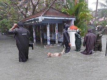 Menschen stehen im Hochwasser