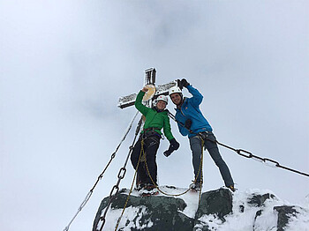Heimo und Alina beim Gipfelkreuz