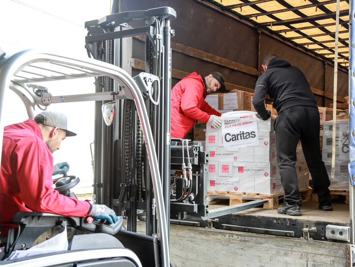 Transport von Caritas-Hilfsgütern