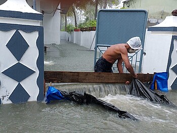 Zyklon Tauktae: Mann steht in Hochwasser